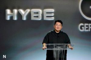 Bang Si Hyuk Pulang ke Korea untuk Hadapi Penyelidikan Dugaan Perdagangan Tidak Adil