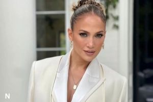 Jennifer Lopez Tetap Tersenyum Meski Ditolak Masuk Butik Chanel di Istanbul
