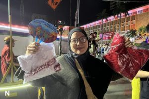 Warga Antusias Dapat Hadiah Langsung dari Truk Karnaval Kemerdekaan