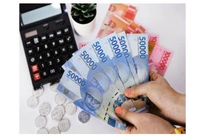 KERJA KERAS Tapi Gaji Melambat! UMK Jawa Timur Naik Tipis 6% – Buruh Marah, Hidup Masih Susah?!