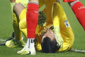 Kiper Cremonese dan penjaga gawang Timnas Indonesia, Emil Audero, menjadi korban pelemparan suar
