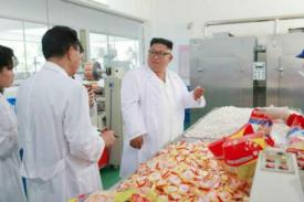 Kim Jong Un Mengunjungi Pabrik Makanan Bersama Ri Sol Ju