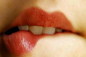 Keseksian Wanita Terletak pada Gigitan Bibir