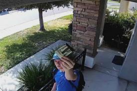 Kamera CCTV Menangkap Momen Seorang Pemuda Mengembalikan Dompet Kepada Pemilik Rumah
