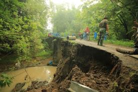 Hujan Deras Longsorkan Jalan Penghubung Desa di Madiun