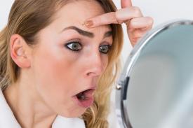 5 Kebiasaan Buruk yang Membuat Jerawat Betah di Wajah Anda