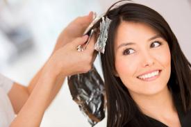 Sebelum Mewarnai Rambut, Ketahui Dahulu 6 Efek Samping yang Dapat Terjadi