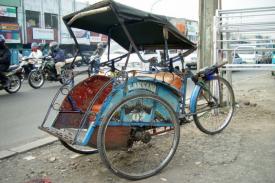 Seorang Tukang Becak Surabaya Meninggal di Jalan Usai Antar Penumpang