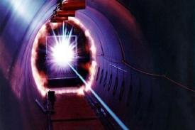 Fisikawan Membuat Laser Bercahaya 1 Milyar Matahari