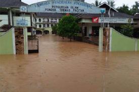 Hujan Deras Seharian, Pacitan Dikepung Banjir