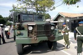 Pengendara Sepeda Motor di Senggol Angkot, Jatuh, Terlindas Truk TNI, Mati Satu di Tempat