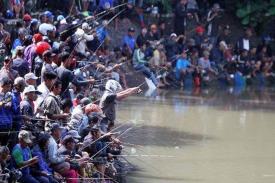 Mancing Mania di Sungai Citarum : ada yang dapat sampah, Sandal Bekas sampe Mayat Orang tak Dikenal