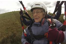 Wah Sudah 85 Tahun, Nenek Ini Justru Pilih Wisata Ekstrem untuk Amal 