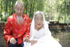 Kakek ini Meneteskan Air Mata Setelah Melakukan Foto Pernikahan Pertama Kalinya Setelah 80 tahun Menikah