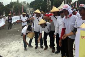 Ribuan Petani Demo di Istana Minta Harga Gula Naik