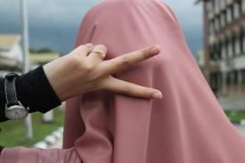 wanita berbusana muslimah