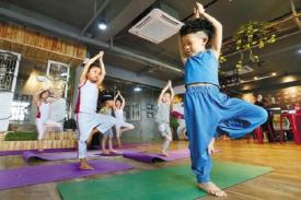 Dengan Usia Baru 7 Tahun, Bocah di Tiongkok Ini Menjadi Instruktur Yoga Termuda