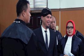 Gaya Berpakaian Ahmad Dhani di SIdang Pengadilan Jaksel, Takut Gayanya Ditiru Jokowi
