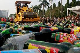 Ribuan Botol Miras di Musnahkan Di Monas