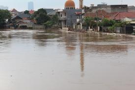 Pemukiman Kampung Melayu kembali Terendam Banjir, Warga Siaga