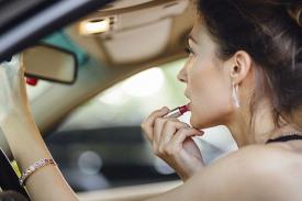 Tips Menggunakan Makeup di Mobil agar Tampil Sempurna