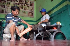 Dinas Sosial Kabupaten Bandung Bagikan Kaki Palsu untuk Penyandang Disabilitas