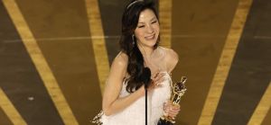 Michelle Yeoh Membuat Sejarah dengan Kemenangan Aktris Terbaik Oscar