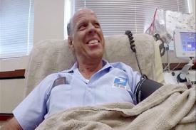 Tukang Pos ini Mendonorkan 100 Galon Darah Selama Hidupnya dan Menyelamatkan Ribuan Nyawa