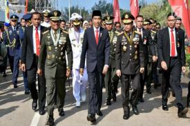 Presiden Jokowi Jalan Kaki 2 Kilometer Menuju Upacara HUT TNI