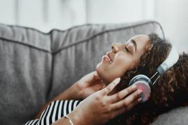 Mendengarkan Musik Dapat Memberikan Manfaat Bagi Kesehatan 