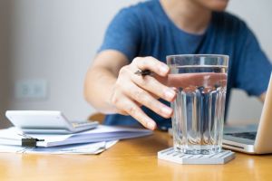 Tahukah Anda? 5 Manfaat Luar Biasa Minum Air Putih