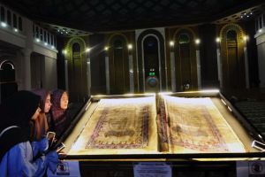 Pameran Al Quran Raksasa Berusia Ratusan Tahun