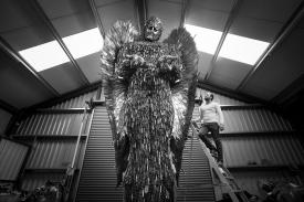 Seniman Inggris Ini Ciptakan "Malaikat" dari Pisau