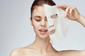 Kesalahan yang Kerap Dilakukan Wanita  Saat Menggunakan Sheet Mask