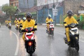 Tips Aman Berkendara Sepeda Motor Saat Musim Hujan