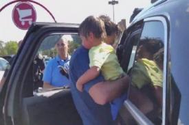 Petugas Pemadam Kebakaran Berhasil Menyelamatkan Bocah 2 Tahun yang Terkunci di dalam Mobil yang Panas