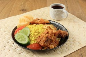 Nasi Kuning: Resep, Bahan, Alat, dan Cara Membuatnya