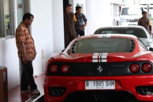 Dua Mobil Ferrari Milik Harvey Moeis