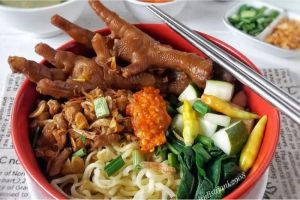 Resep Mie Ayam dengan Tambahan Ceker dan Sawi: Kuliner Indonesia yang Lezat