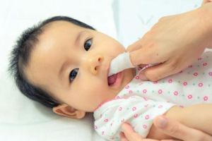 Cara Bersihkan Lidah Bayi Agar Sehat