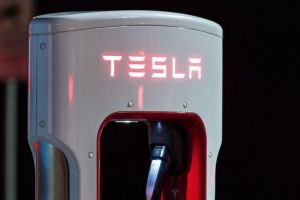 Elon Musk PHK Karyawan di Unit Bisnis Pengisian Daya Tesla