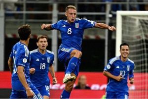 Davide Frattesi merayakan gol