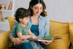 Ibu Membacakan Buku Kepada Anak