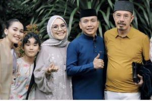 Ayu Ting Ting dan keluarga bersama orang tua Lettu TNI Muhammad Fardhana