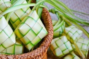 Ketupat dari daun kelapa.
