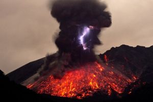 Letusan Gunung Ruang Sebabkan Petir Vulkanik dan Berpotensi Tsunami