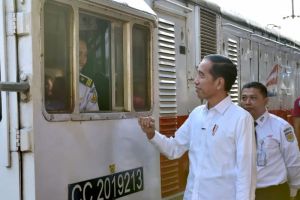 Jokowi Meninjau Arus Mudik dan Tinjau Pemudik di Stasiun Pasar Senen