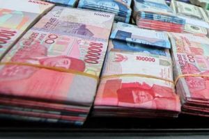 Viral Pasutri Menemukan Uang Berceceran