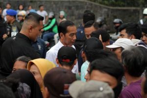 Presiden Jokowi Bagikan Paket Sembako di Bogor, Ojol dan Tukang Becak Ikut Antre