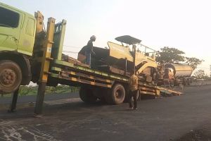 Pria Paruh Baya Kejar Truk Tanpa Sopir di Jalan Tol Semarang, Insiden Viral di Media Sosial